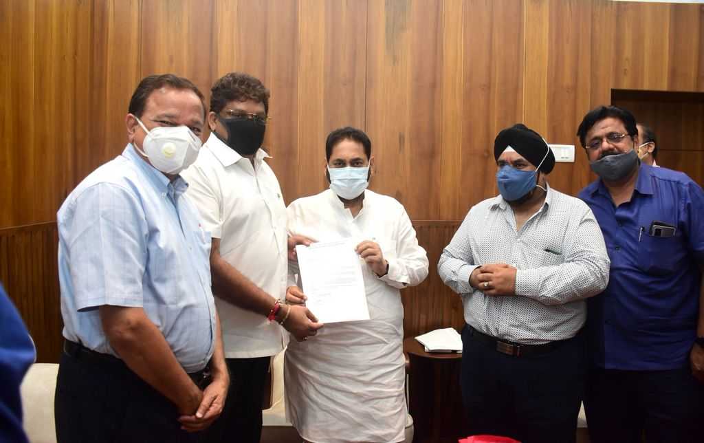From left: Dilip Kamdar, Dipen Agrawal, Dr Nitin Raut, Micky Arora and Deepak Deosinghani